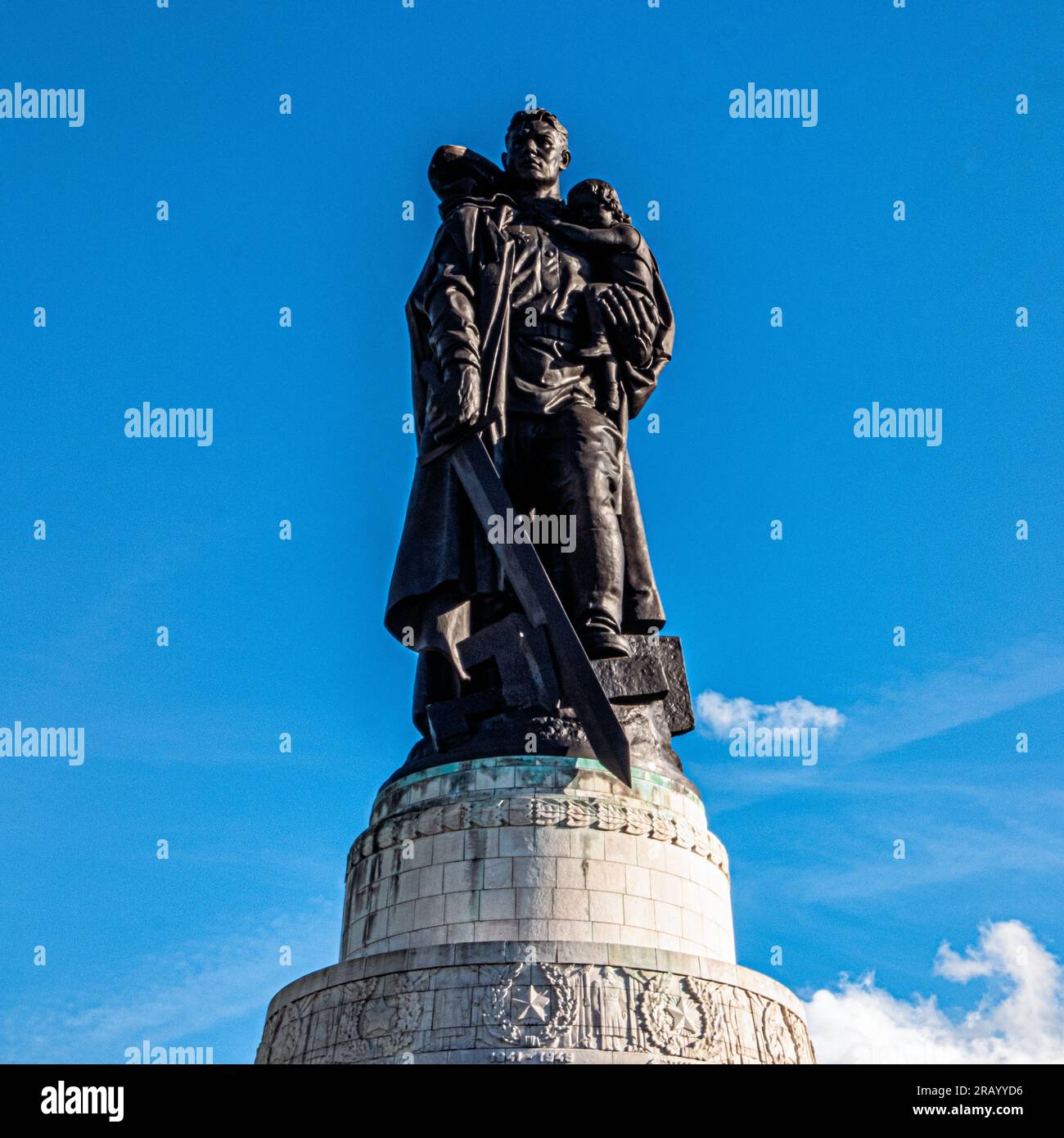 Scultura in bronzo alta 12 metri di soldato sovietico Lo scultore Yevgeny Vuchetich al Memoriale di guerra sovietico a Treptow Park, Berlino, Germania Foto Stock
