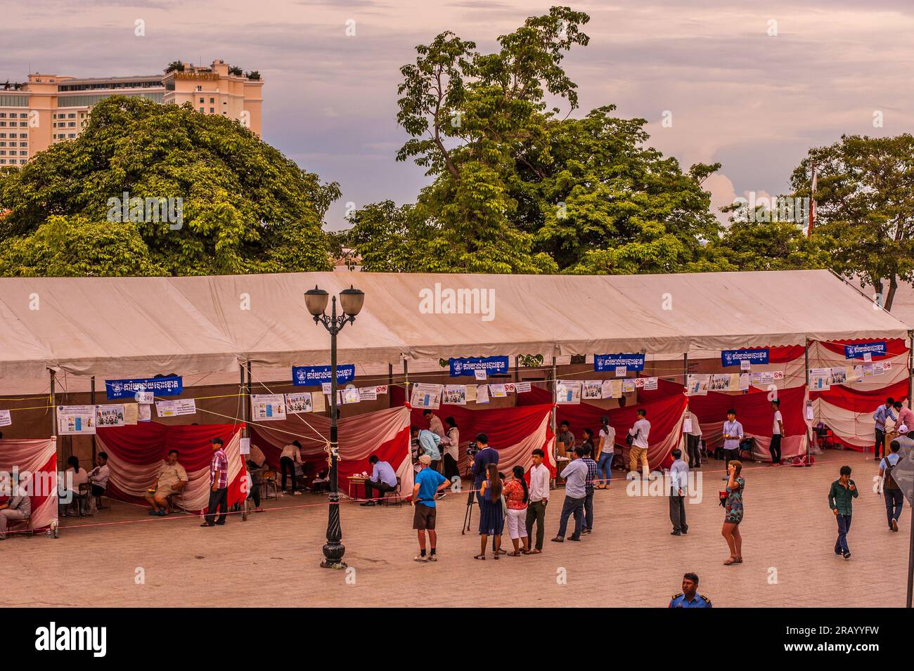 Elezioni generali cambogiane del 2018, i cambogiani votano per il primo ministro. Cabine elettorali improvvisate sulla riva del fiume. Phnom Penh, Cambogia. © Kraig Lieb Foto Stock