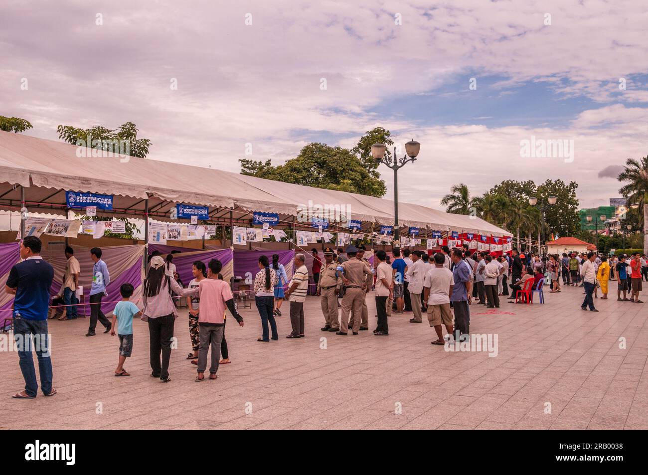 Elezioni generali cambogiane del 2018, i cambogiani votano per il primo ministro. Cabine elettorali improvvisate sulla riva del fiume. Phnom Penh, Cambogia. © Kraig Lieb Foto Stock