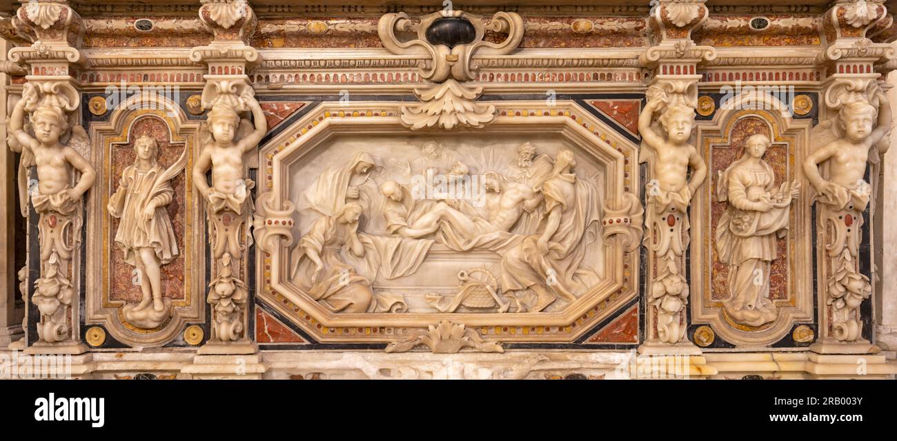 GENOVA, ITALIA - 5 MARZO 2023: Il rilievo marmoreo della sepoltura di Gesù nella Basilica di Santa Maria delle Vigne di Anselmo quadro (1643 - 1693). Foto Stock