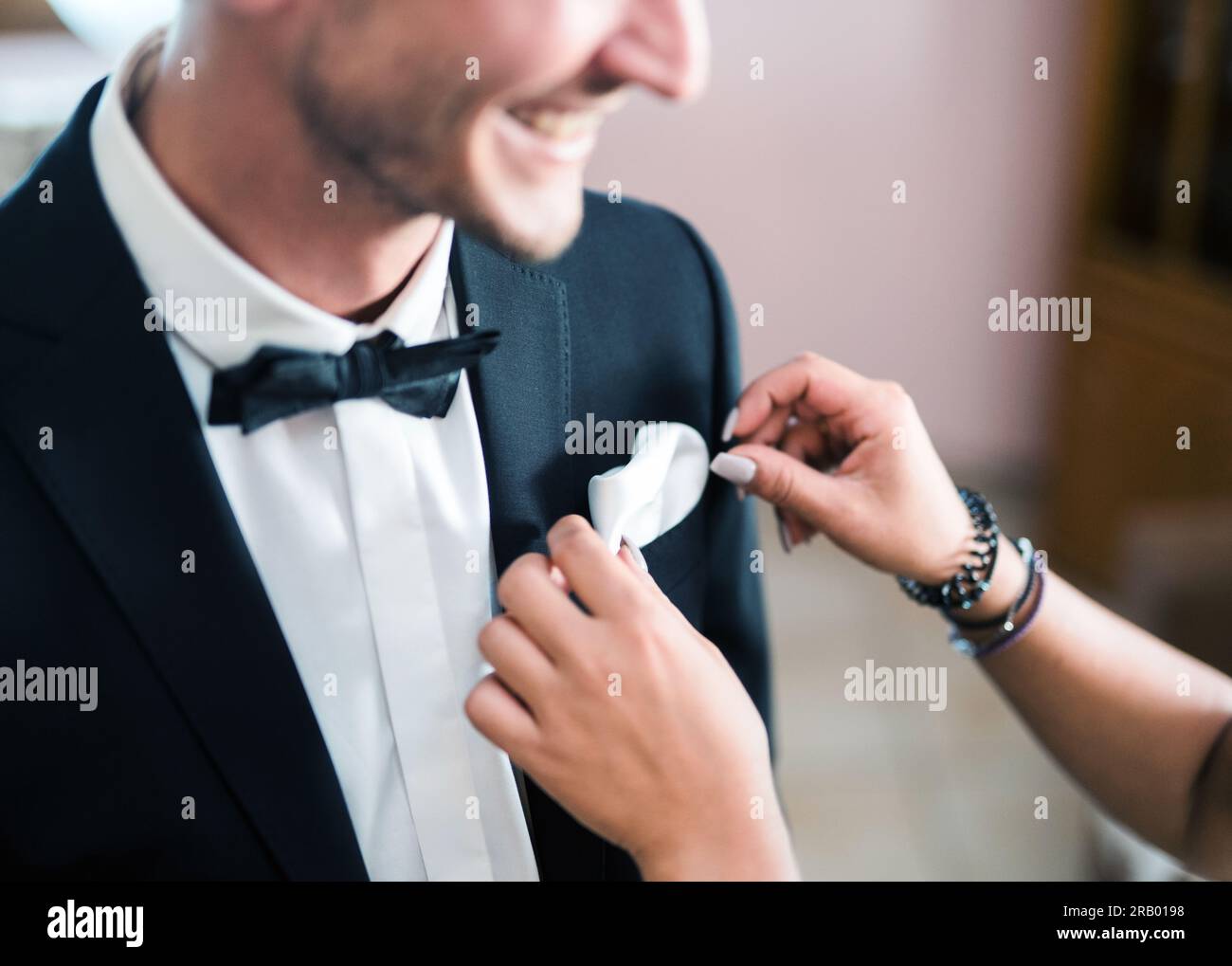 Der Bräutigam wird auf seine Hochzeit vorbereitet / lo sposo si sta preparando per il suo matrimonio Foto Stock
