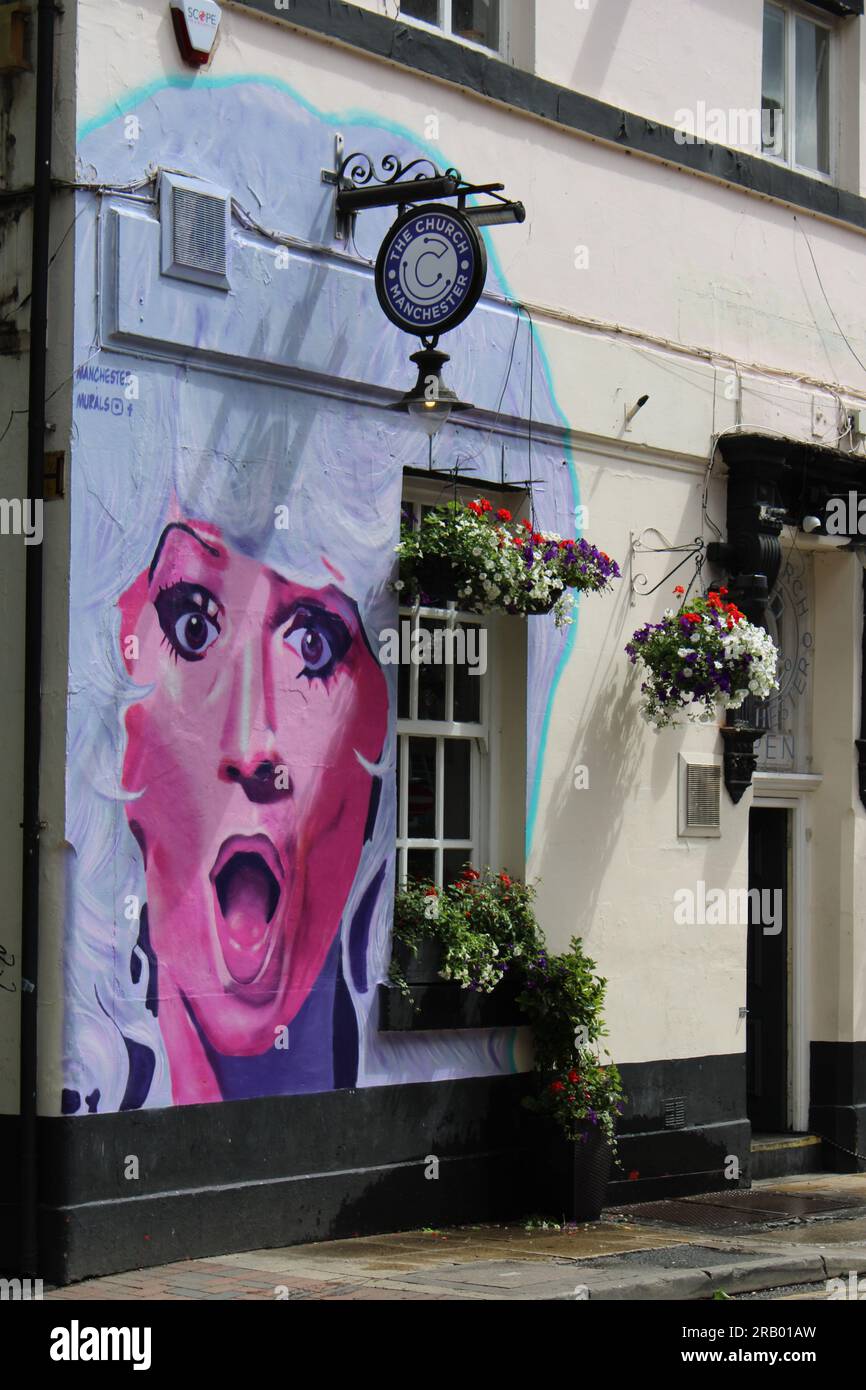 Paul o'Grady immortalato come Lily Savage in un murale al Church Bar di Canal Street nel villaggio gay di Manchester Foto Stock