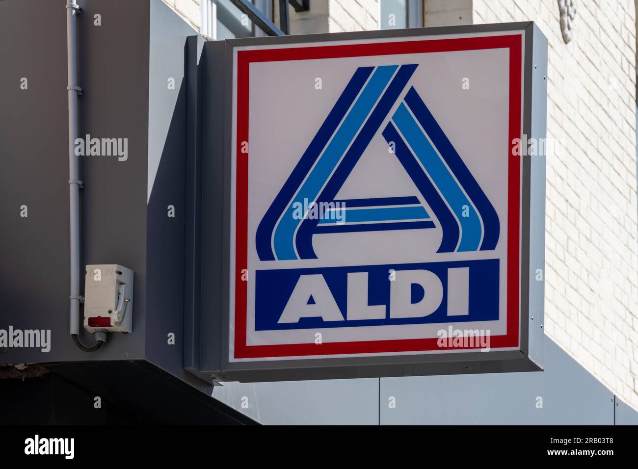 Firma e logo di un negozio Aldi. Aldi è una catena internazionale di supermercati hard-discount di origine tedesca Foto Stock