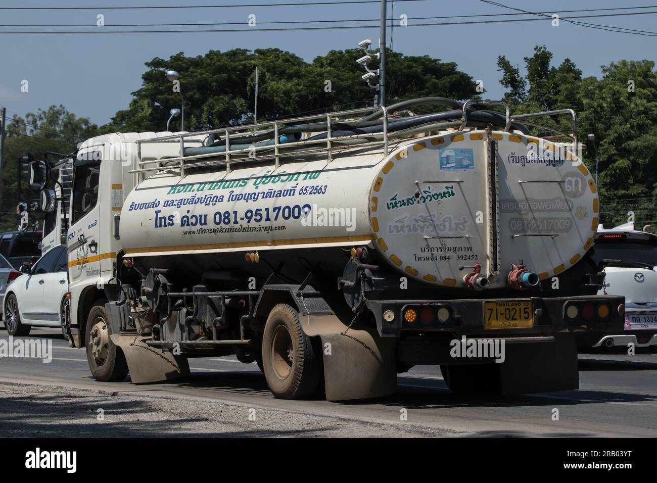 Chiangmai, Thailandia - 1 giugno 2023: Privato di camion cisterna fognaria. Foto alla strada n.121 a circa 8 km dal centro di Chiangmai, thailandia. Foto Stock