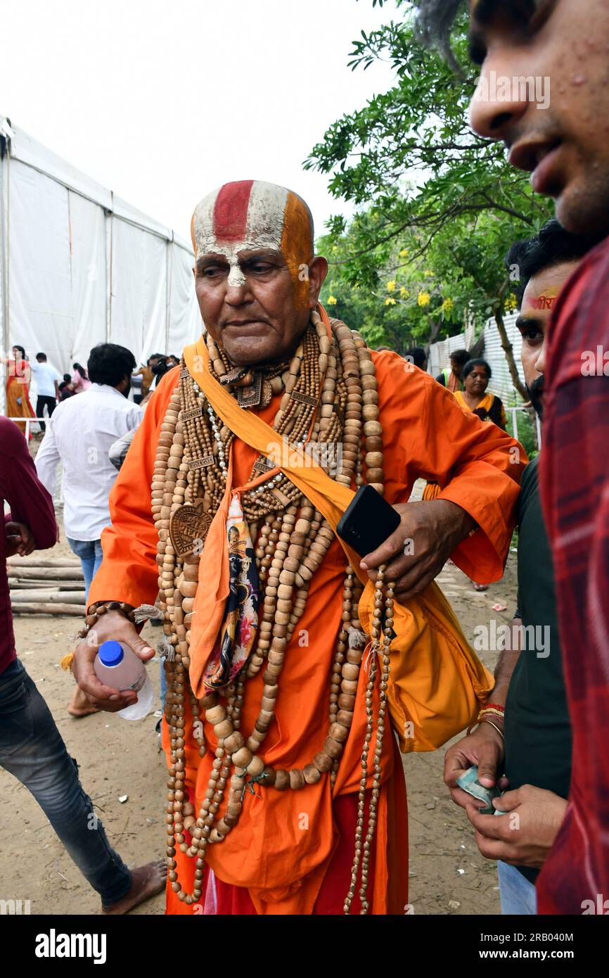 Delhi Est, Delhi, India. 6 luglio 2023. I devoti danzano durante il Lord Hanuman dedica la benedizione del Pandit Dhirendra Shastri e vengono accolti dai devoti durante l'arrivo per tre giorni Katha Vachan. Il Pandit Dhirendra Krishna Shastri di Bageshwar Dham a Ramlila Maidan, IP Extension, Delhi. Anche Darbar divino, Kalash Yatra e Havan sono stati organizzati in questo. Secondo la popolazione locale, persone provenienti da tutte le aree circostanti, compresa Delhi, stanno arrivando qui. Pandit Pandit Dhirendra Krishna Shastri sarà presente al Divya Darbar presso il luogo dell'evento. Sono in corso l'installazione di schermi di grandi dimensioni Foto Stock