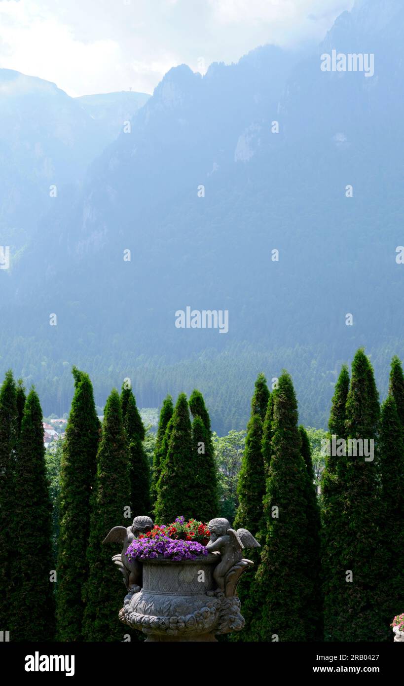 Vista della montagna dal giardino del castello di Cantacuzino in Romania Foto Stock