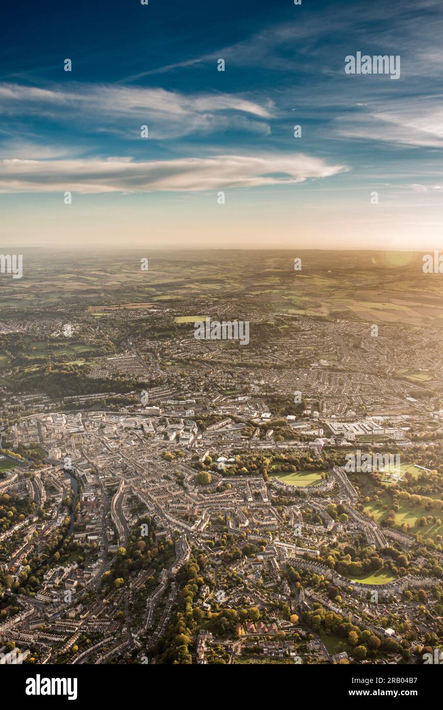 La città di Bath dall'alto guarda verso le Mendip Hills al tramonto Foto Stock