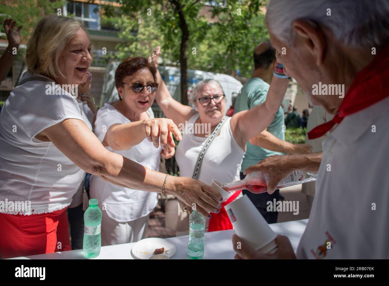 Madrid, Spagna. 6 luglio 2023. Un uomo serve vino a uno dei partecipanti, durante la celebrazione. La comunità di Navarros a Madrid celebra i festeggiamenti di San Fermin con un lancio del razzo "Chupinazo" che dà il via ai festeggiamenti e si unisce quindi alla grande celebrazione di Pamplona in Spagna. Credito: SOPA Images Limited/Alamy Live News Foto Stock