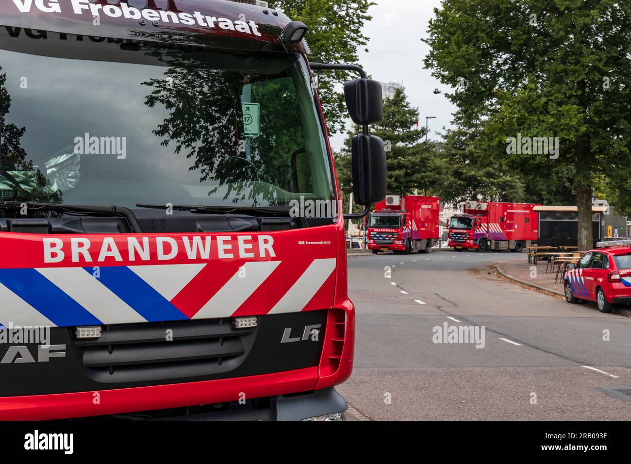 Rotterdam, Paesi Bassi - 2019-9-6: Camion dei pompieri e veicoli parcheggiati all'esterno per le strade di Rotterdam Foto Stock