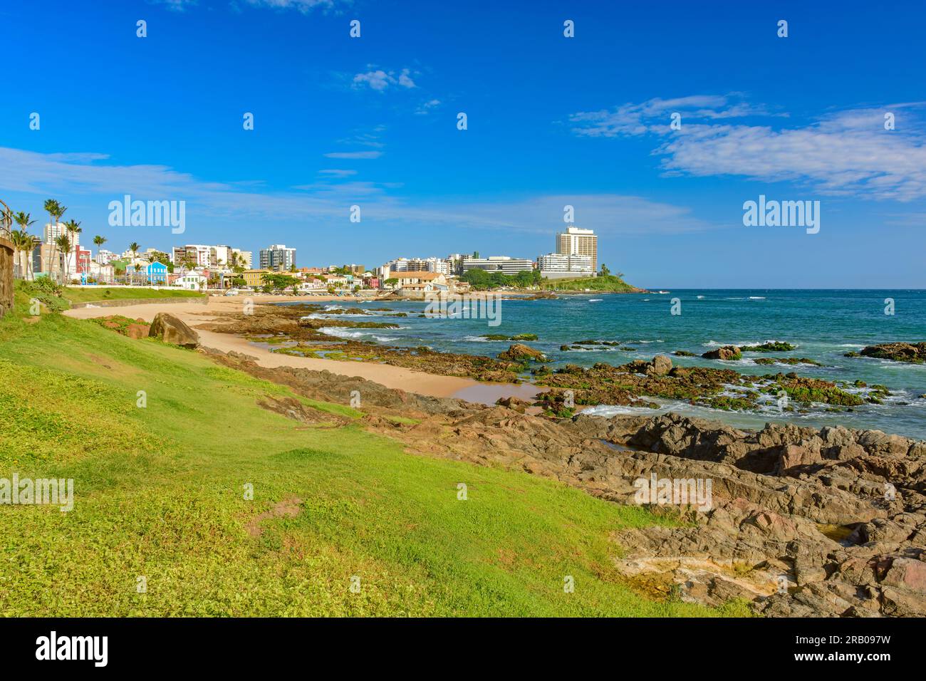 Famosa spiaggia del fiume Rosso nella zona bohémien di Salvador a Bahia Foto Stock