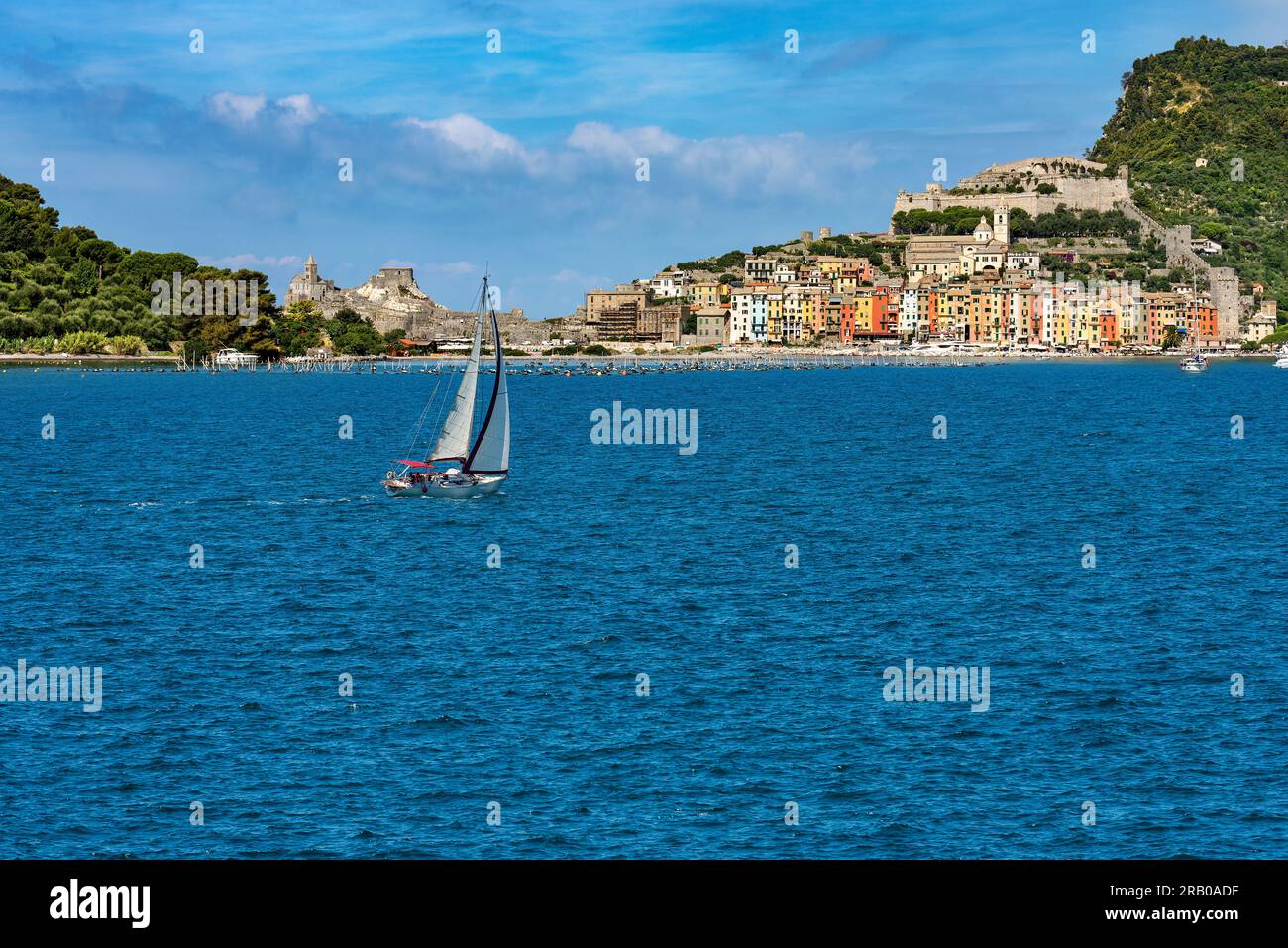 Barca a vela in movimento di fronte a Porto Venere o Portovenere (sito patrimonio dell'umanità dell'UNESCO), Golfo di la Spezia, Liguria, Italia, Europa meridionale. Foto Stock