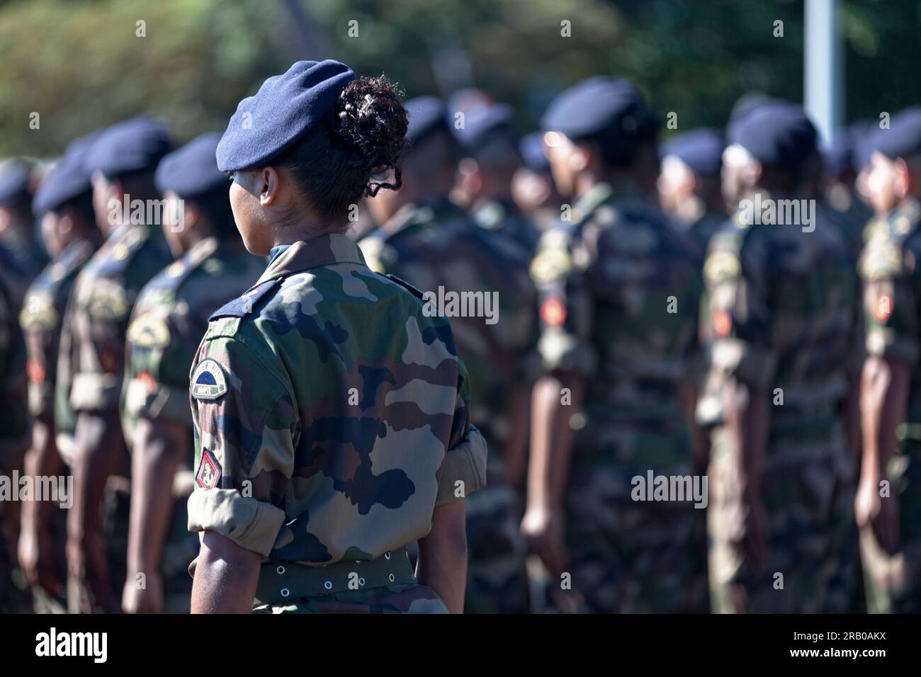 Saint-Paul, la Réunion - giugno 28 2017: Battaglione di soldati francesi dell'RSMA sfilano durante una cerimonia mensile per premiare i giovani soldati. Foto Stock