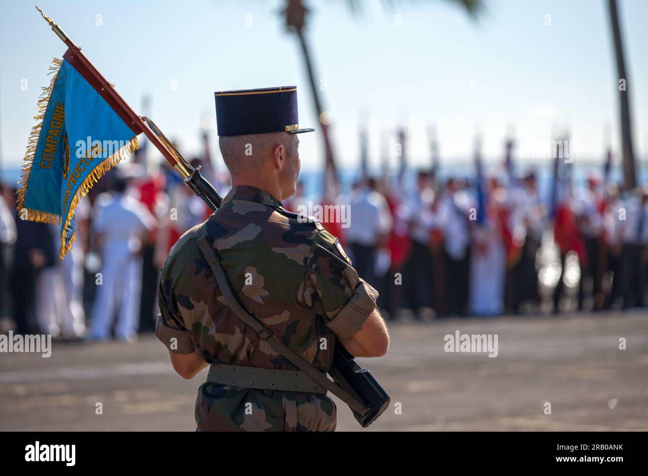 Saint-Paul, la Réunion - giugno 28 2017: Soldato francese con la bandiera del suo reggimento (compagnie d'Instruction) durante una cerimonia mensile dell'RSMA Foto Stock