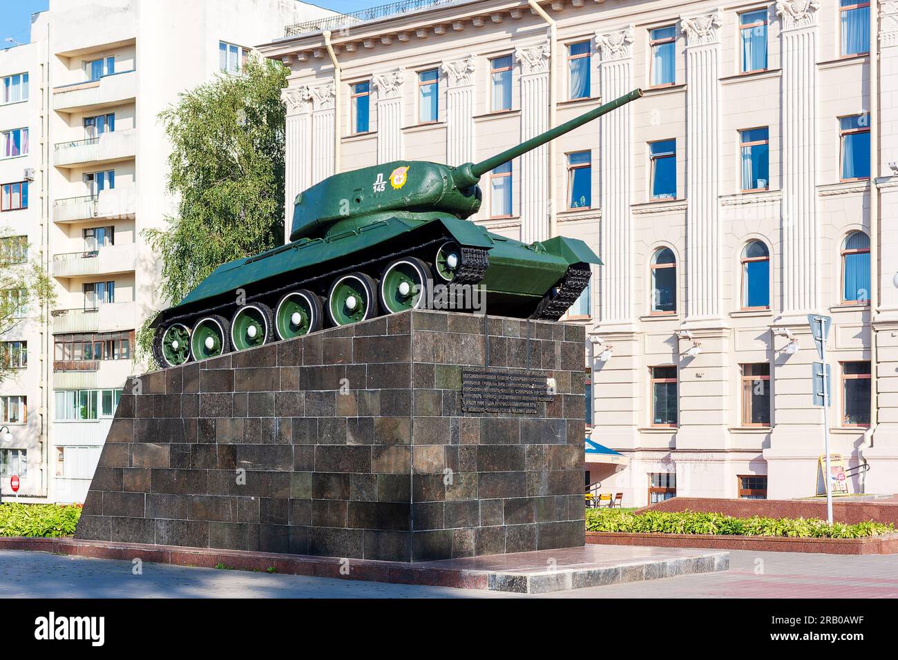 Minsk, Bielorussia - 10 agosto 2014: Monumento "Liberator Tank" vicino alla Casa degli ufficiali nel centro di Minsk Foto Stock