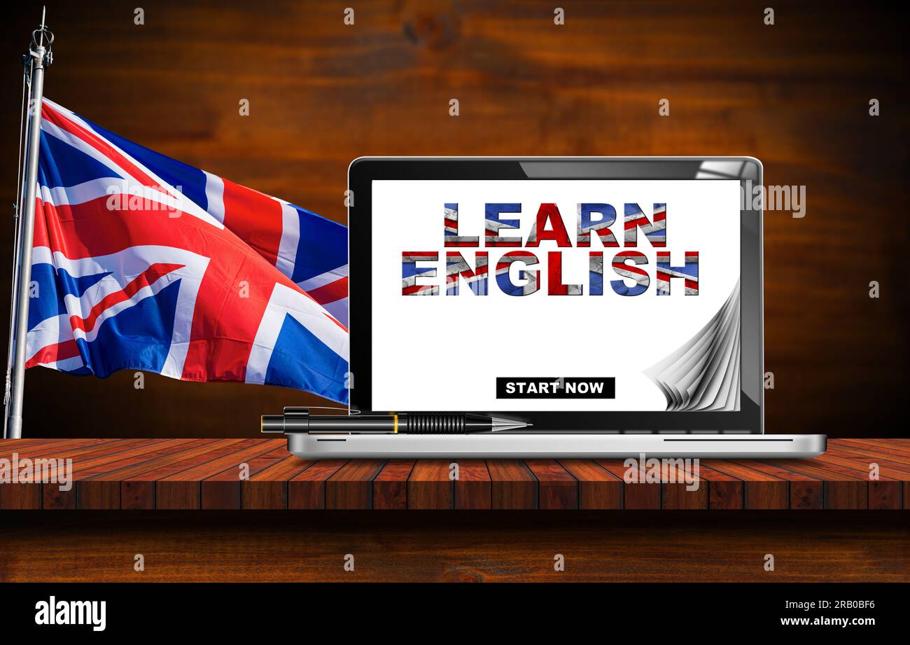 Lezione di lingua inglese. Computer portatile con testo Impara l'inglese sul monitor, su una scrivania di legno con una bandiera britannica (Union Jack Flag) sullo sfondo. Foto Stock