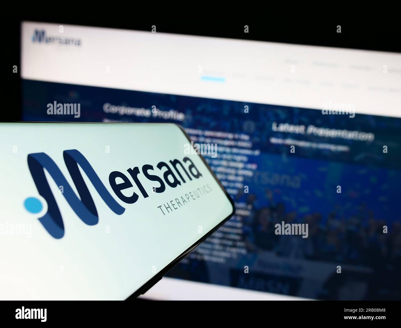 Cellulare con logo della società biotecnologica americana Mersana Therapeutics Inc. Sullo schermo davanti al sito web. Mettere a fuoco il display centrale sinistro del telefono. Foto Stock