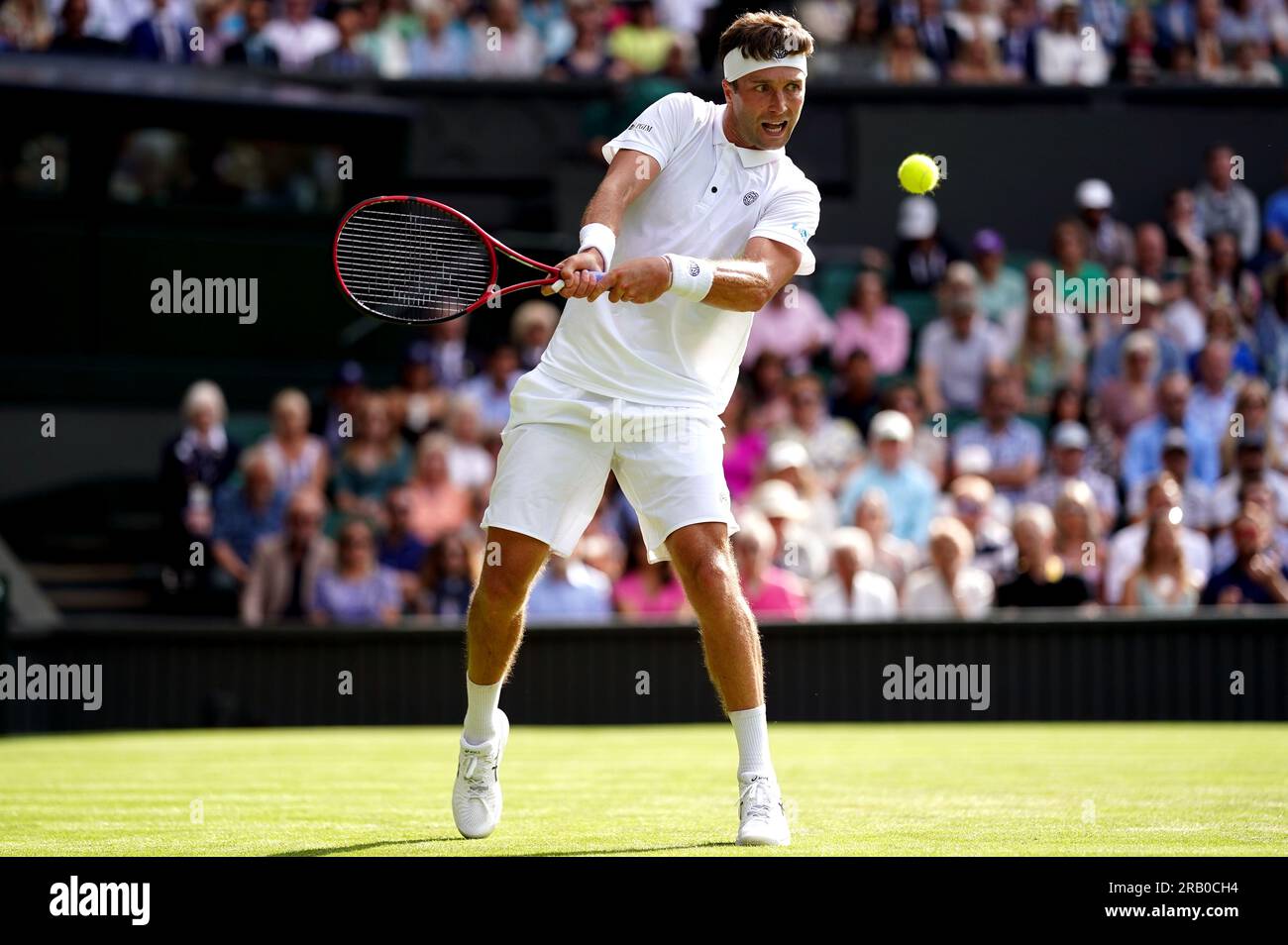 Liam Broady in azione contro Casper Ruud (non nella foto) il quarto giorno dei Campionati di Wimbledon 2023 all'All England Lawn Tennis and Croquet Club di Wimbledon. Data foto: Giovedì 6 luglio 2023. Foto Stock
