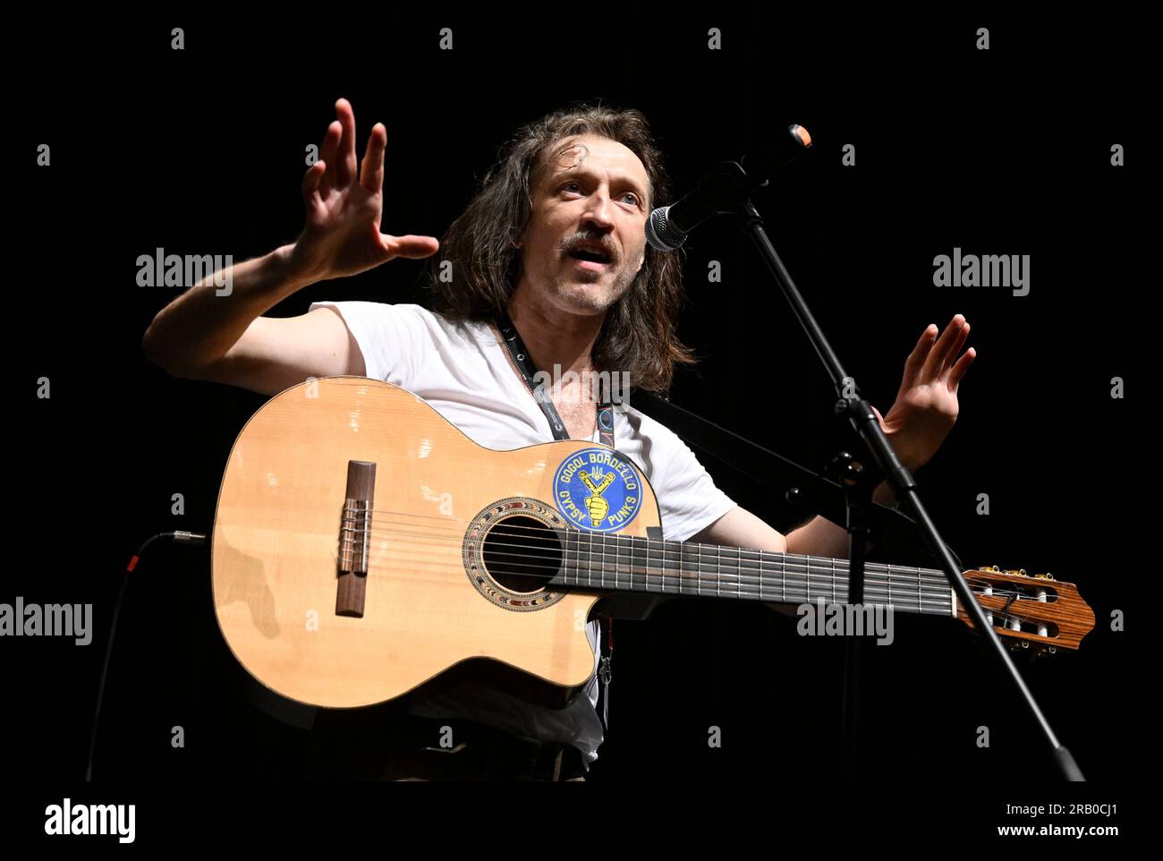 Karlovy Vary, Repubblica Ceca. 6 luglio 2023. Eugene Hutz, frontman del gruppo musicale Gogol Bordello, si esibisce durante la presentazione del film Scream of My Blood: A Gogol Bordello Story all'interno del 57° Karlovy Vary International Film Festival (KVIFF), il 6 luglio 2023, a Karlovy Vary, Repubblica Ceca. Crediti: Katerina Sulova/CTK Photo/Alamy Live News Foto Stock