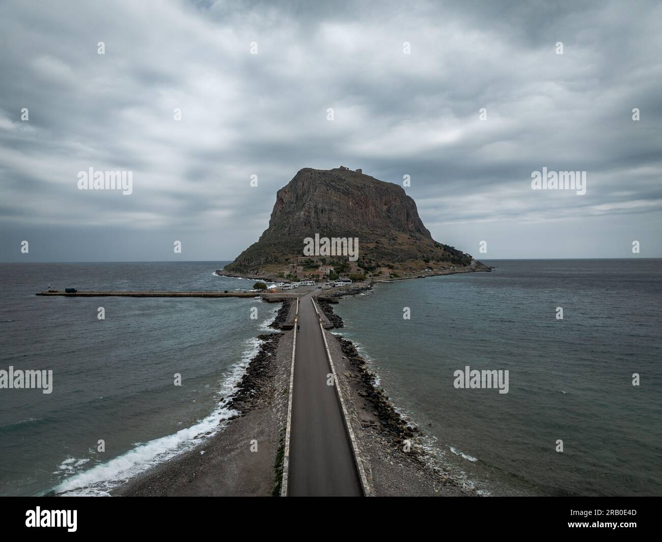 Vista aerea della città medievale di Monemvasia sulle pendici rocciose della Laconia, costa orientale del Peloponneso, Grecia Foto Stock