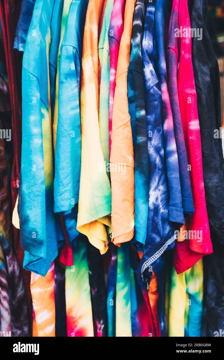 Ampia scelta di colorate camicie unisex tie-dye. Messa a fuoco selettiva. Primo piano. Foto Stock
