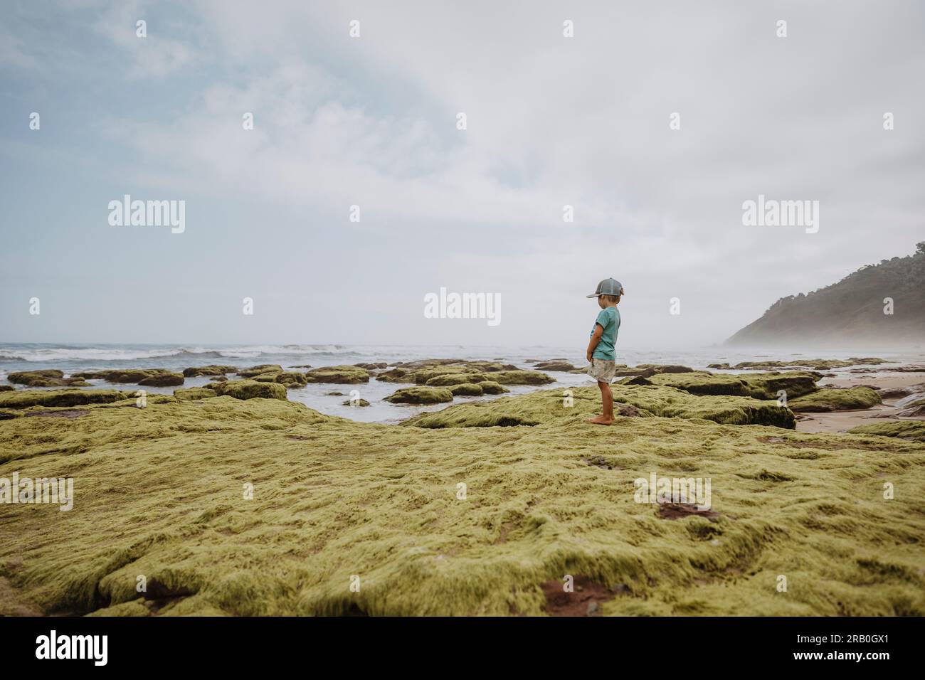 Little Boy giocando sulla spiaggia Foto Stock