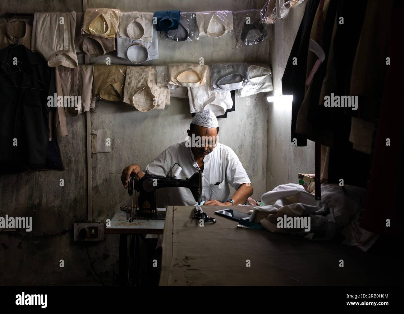 Sarto che lavora nel suo negozio nella vecchia Delhi, Delhi, nuova Delhi, India Foto Stock