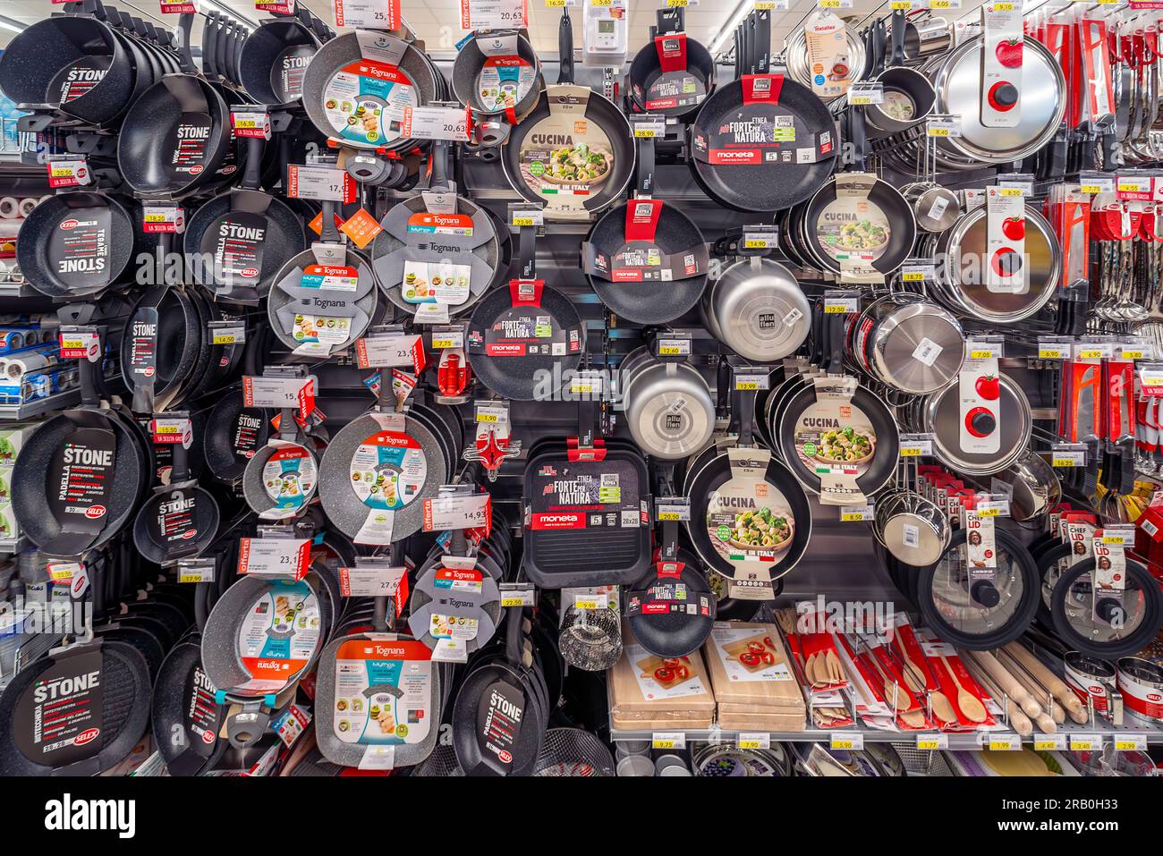 Italia - 06 luglio 2023: Pentole e padelle e accessori da cucina di varie tipologie e marche confezionati in vendita sugli scaffali di un supermercato italiano. Foto Stock