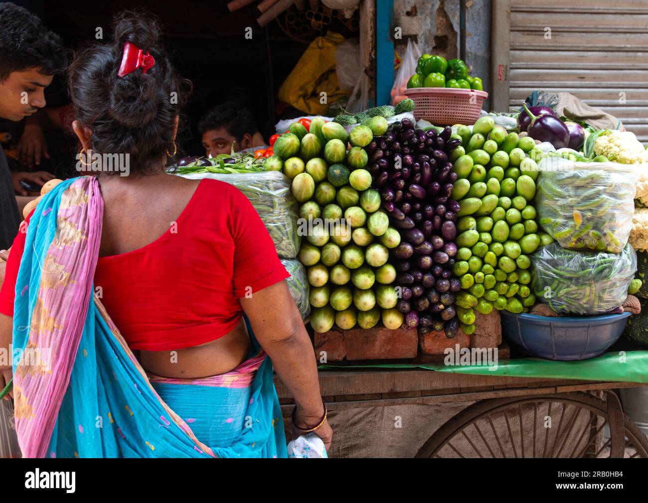 Donna indiana che compra verdure nella vecchia Delhi, Delhi, nuova Delhi, India Foto Stock