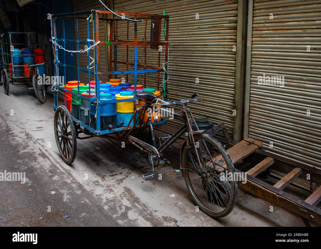 Acqua potabile nei jerrican nella vecchia Delhi, Delhi, nuova Delhi, India Foto Stock