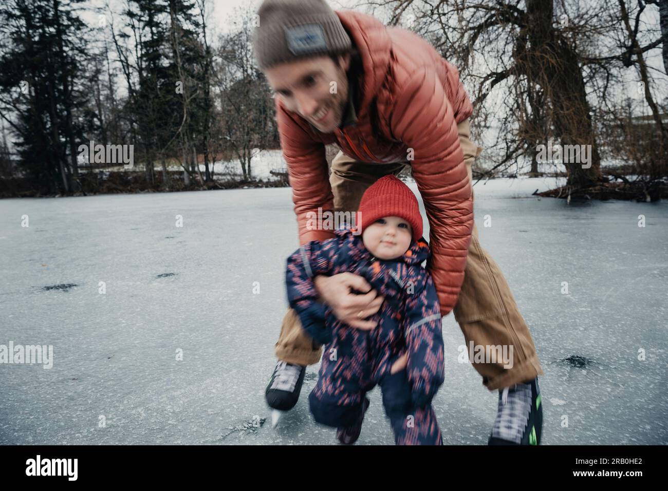 Padre e figlia pattinano Foto Stock
