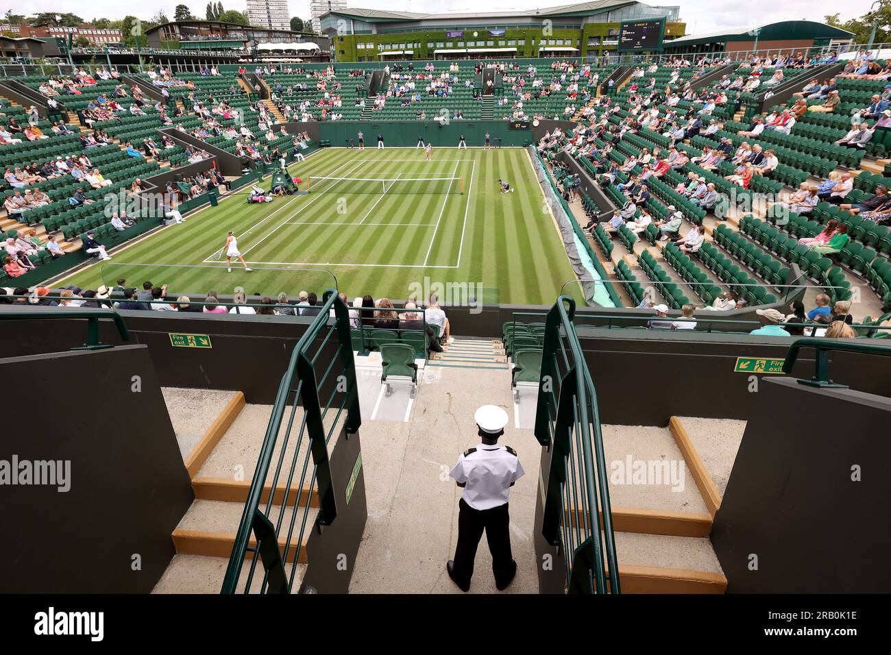 6 luglio 2023; All England Lawn Tennis and Croquet Club, Londra, Inghilterra: Torneo di tennis di Wimbledon; Un membro delle forze armate assiste alla partita tra Elina Svitolina ed Elise Mertens credito: Action Plus Sports Images/Alamy Live News Foto Stock