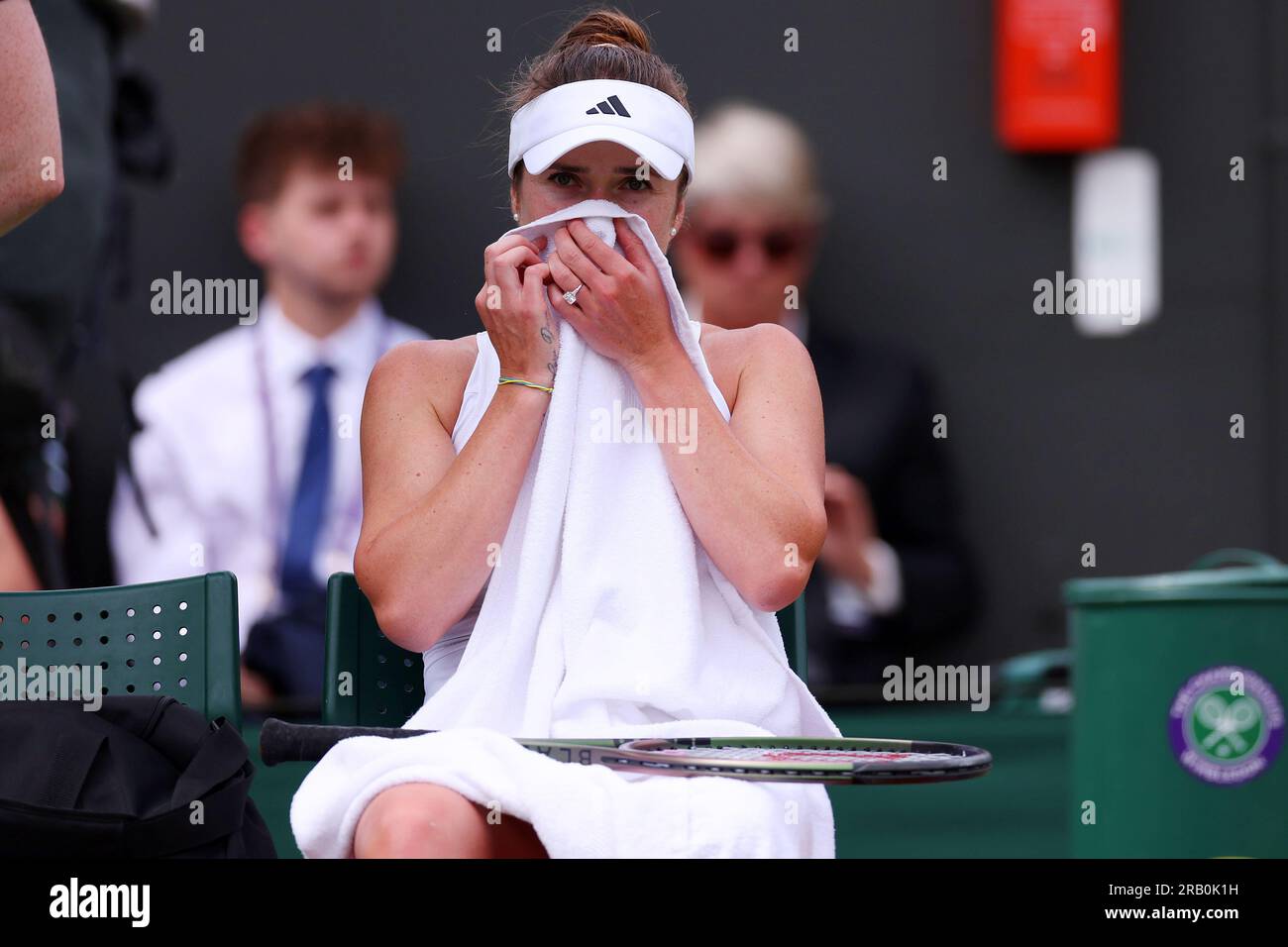 6 luglio 2023; All England Lawn Tennis and Croquet Club, Londra, Inghilterra: Torneo di tennis di Wimbledon; Elina Svitolina si copre il viso con un asciugamano durante la partita con Elise Mertens credito: Action Plus Sports Images/Alamy Live News Foto Stock