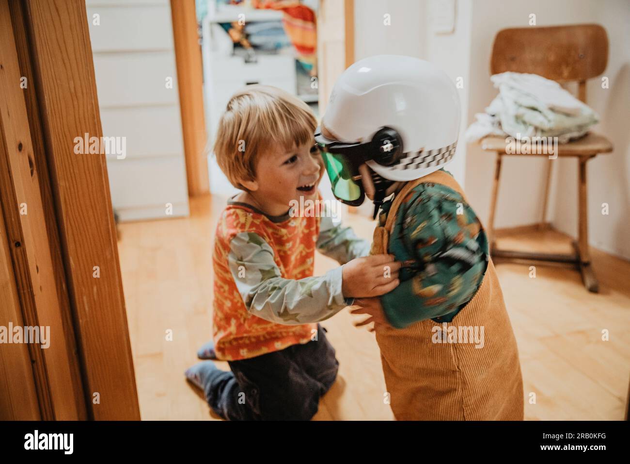 Fratello e sorella giocano a vestirsi Foto Stock