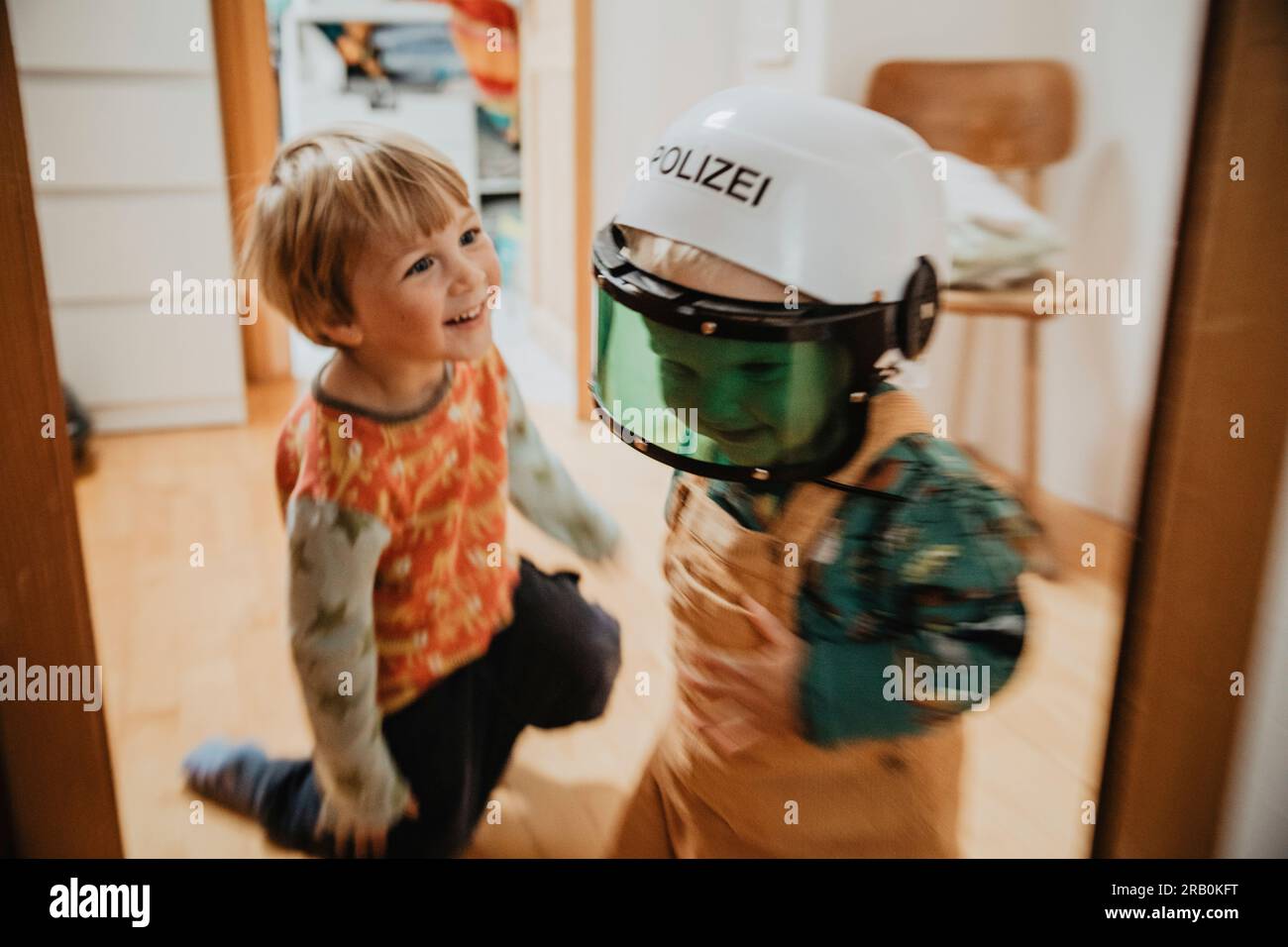 Fratello e sorella giocano a vestirsi Foto Stock