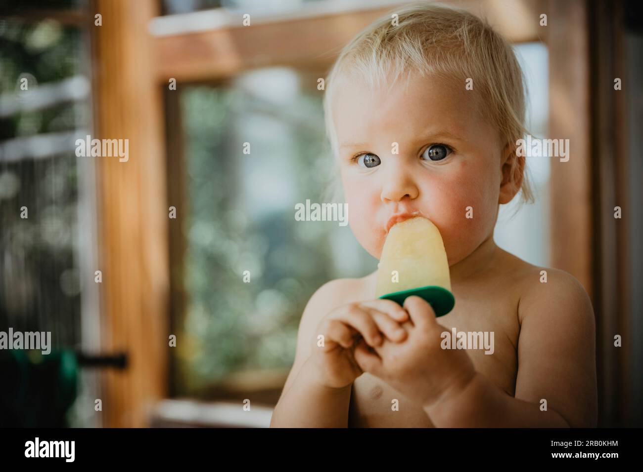 Bambina a mangiare il gelato Foto Stock