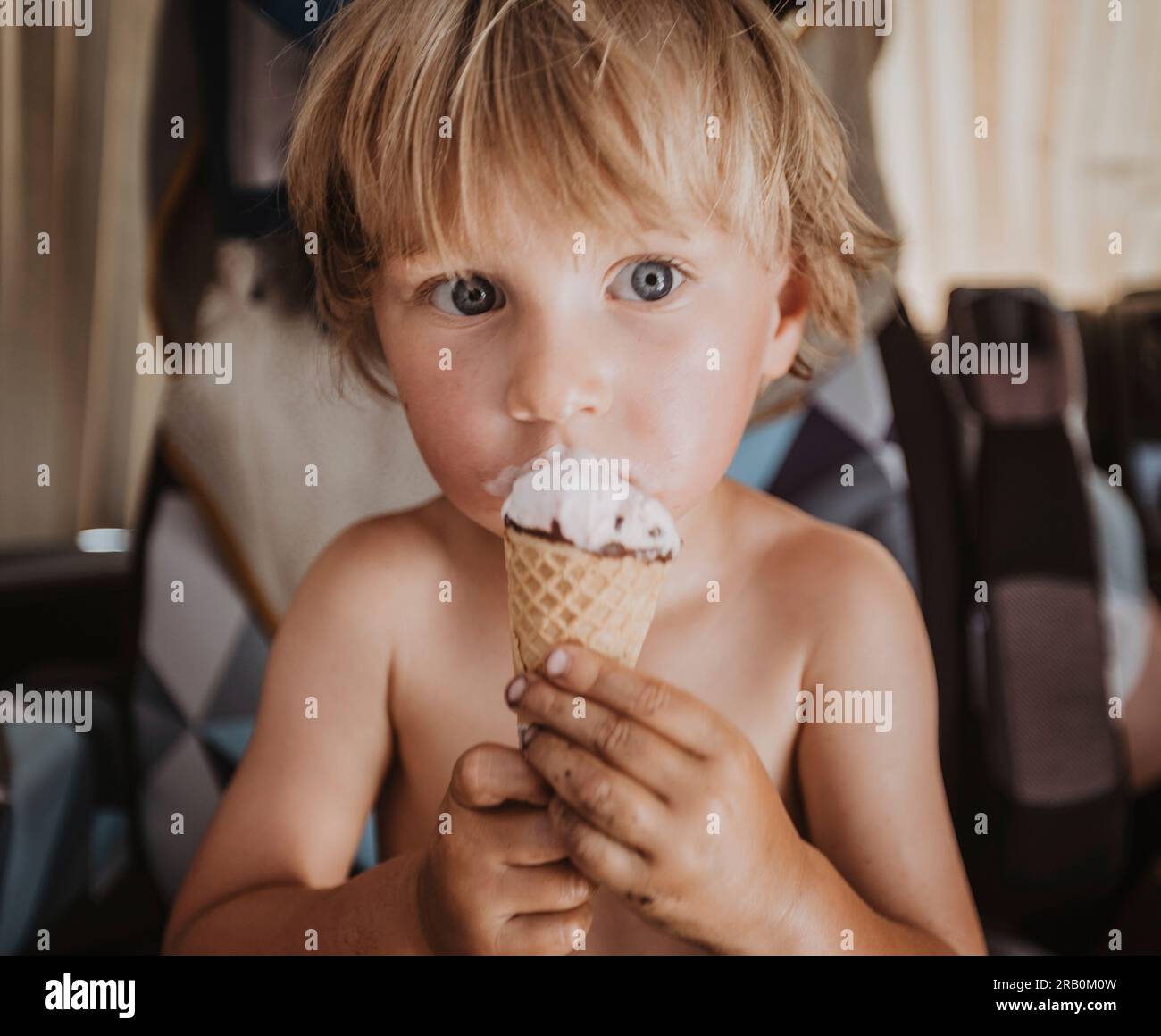 Little Boy a mangiare il gelato Foto Stock