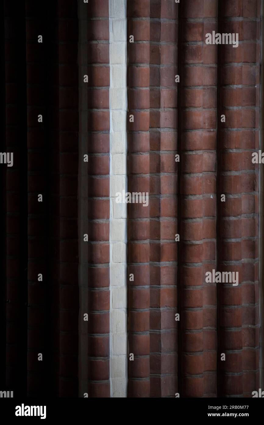 Colonna di pietra in una chiesa Foto Stock
