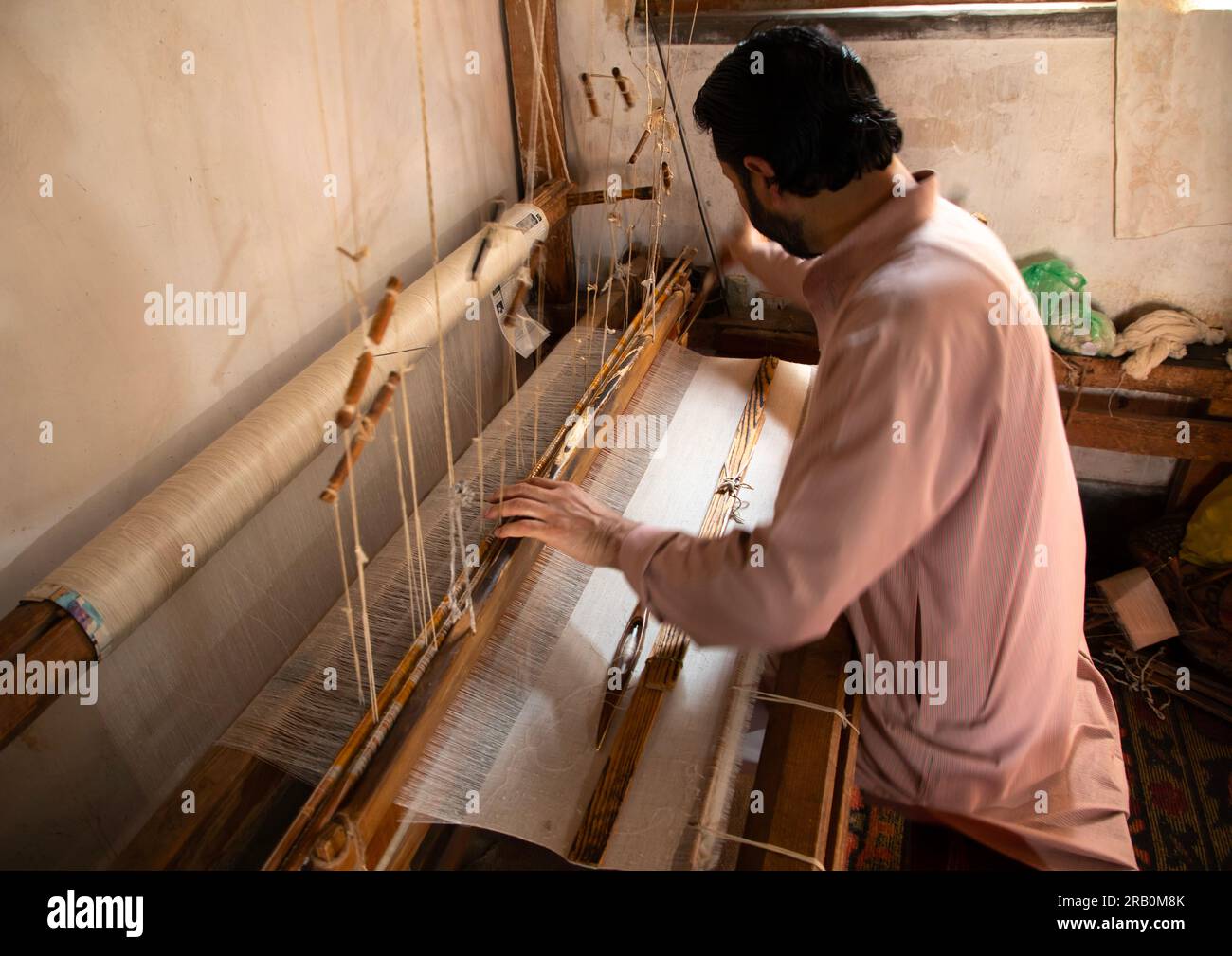 Un uomo Kashmiri che tesseva una sciarpa pashmina, Jammu e Kashmir, Srinagar, India Foto Stock