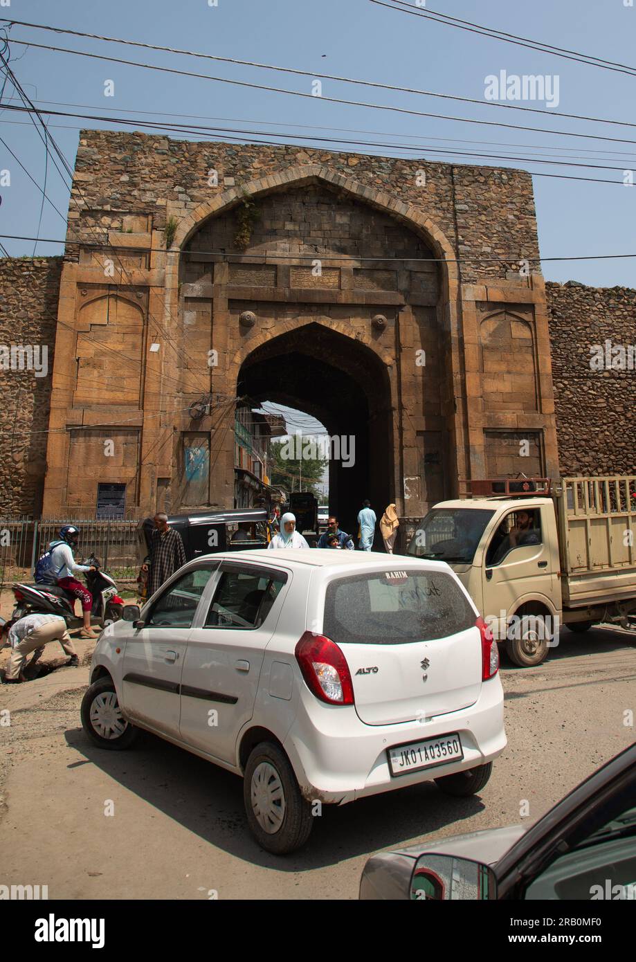 Auto di fronte al cancello ad arco Moghul nelle mura della città vecchia, Jammu e Kashmir, Srinagar, India Foto Stock