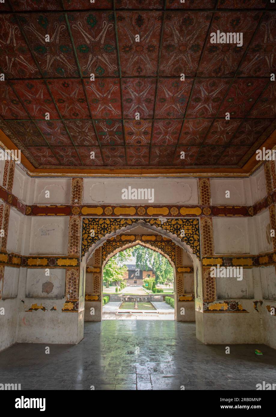 ￼Shalimar Bagh Mughal giardino padiglione in marmo, Jammu e Kashmir, Srinagar, India Foto Stock