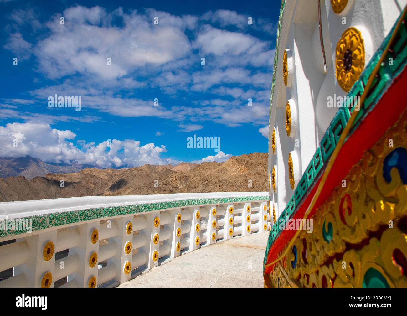 Shanti Stupa, Ladakh, Leh, India, con cupola bianca buddista Foto Stock