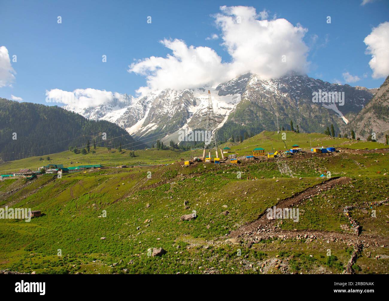 Linea elettrica in montagna, Jammu e Kashmir, Sonamarg, India Foto Stock