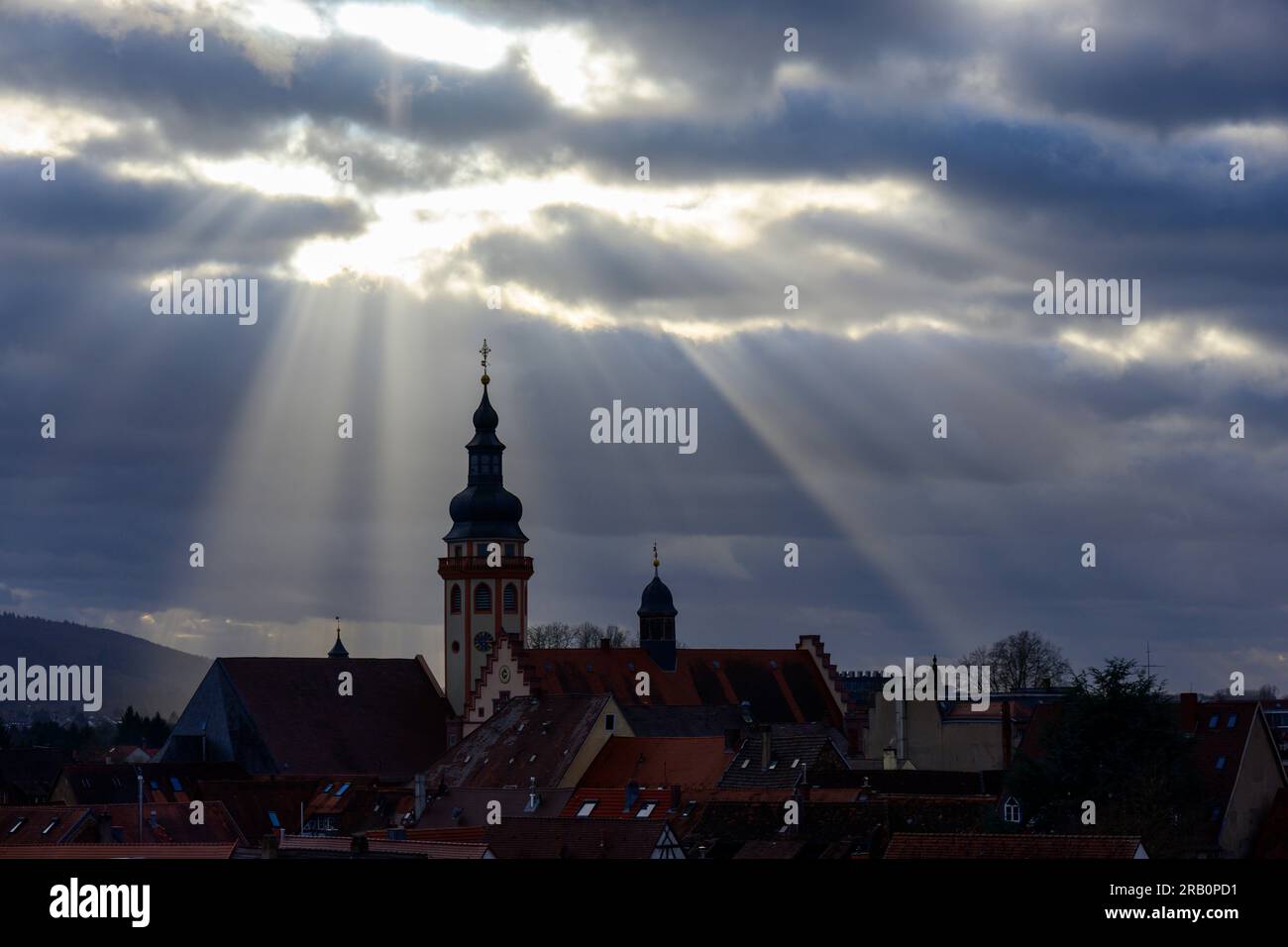 Germania, Baden-Württemberg, Karlsruhe, raggi di sole sul distretto di Durlach. Foto Stock