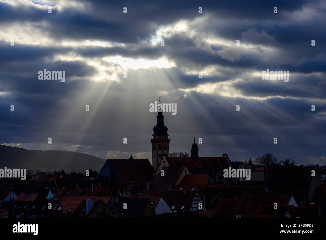 Germania, Baden-Württemberg, Karlsruhe, raggi di sole sul distretto di Durlach. Foto Stock