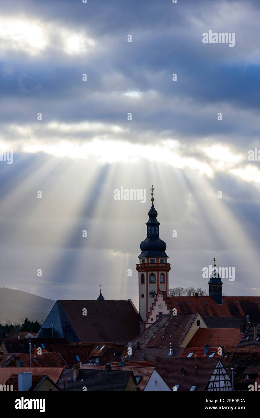 Germania, Baden-Württemberg, Karlsruhe, raggi di sole sul distretto di Durlach. Foto Stock