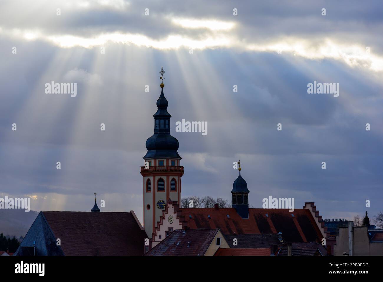 Germania, Baden-Württemberg, Karlsruhe, raggi di sole sul distretto di Durlach. Foto Stock