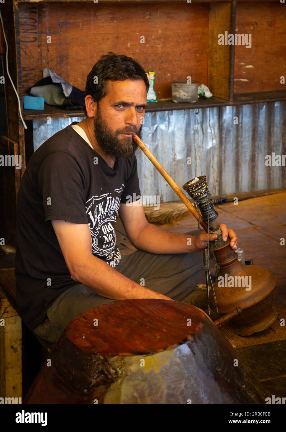 Uomo Kashmiri che fuma pipa tradizionale, Jammu e Kashmir, Charar- e- Shrief, India Foto Stock