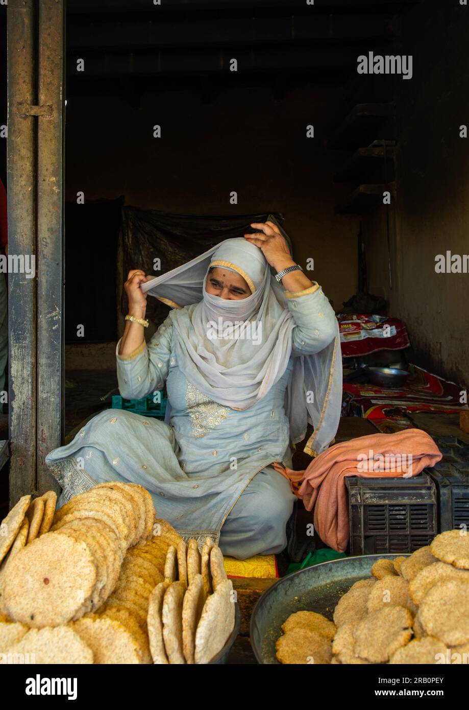 Donna Kashmiri che vende pane, Jammu e Kashmir, Charar- e- Shrief, India Foto Stock