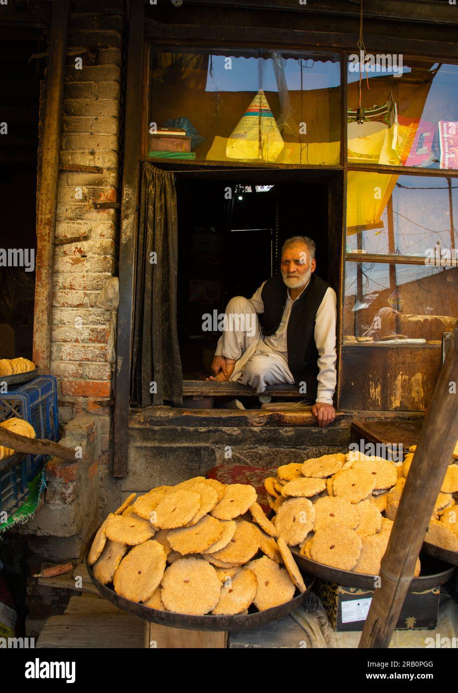 Uomo Kashmiri che vende pane, Jammu e Kashmir, Charar- e- Shrief, India Foto Stock