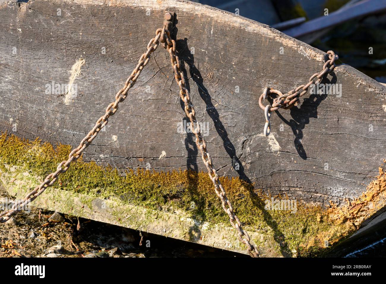 Catena Rusty su una vecchia barca di legno. Foto Stock